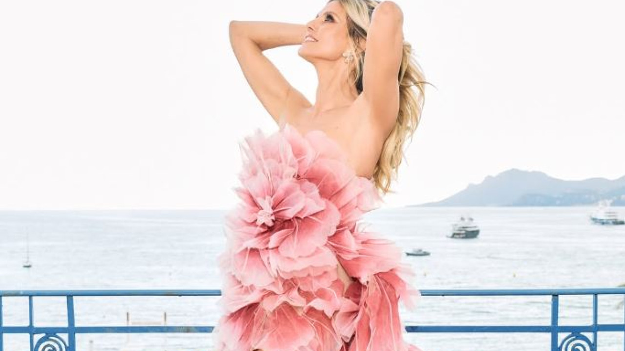 Η τυχερή Heidi Klum: Τα έχει «πετάξει» όλα έξω και ο σύζυγός της κάνει την ομπρέλα - Για την ακρίβεια της βάζει αντηλιακό (video)