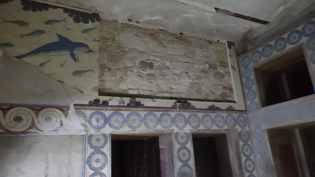 Η Εφορεία Αρχαιοτήτων Ηρακλείου απομάκρυνε τα θραύσματα του αντιγράφου της τοιχογραφίας των Δελφινιών στην Κνωσσό