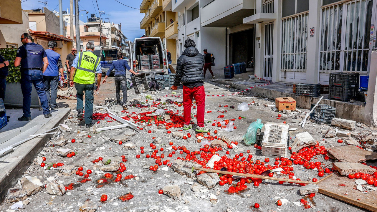 Πανικός στο Ηράκλειο Κρήτης: Μπαλκόνι έπεσε πάνω σε πάγκους λαϊκής αγοράς – Φωτογραφίες