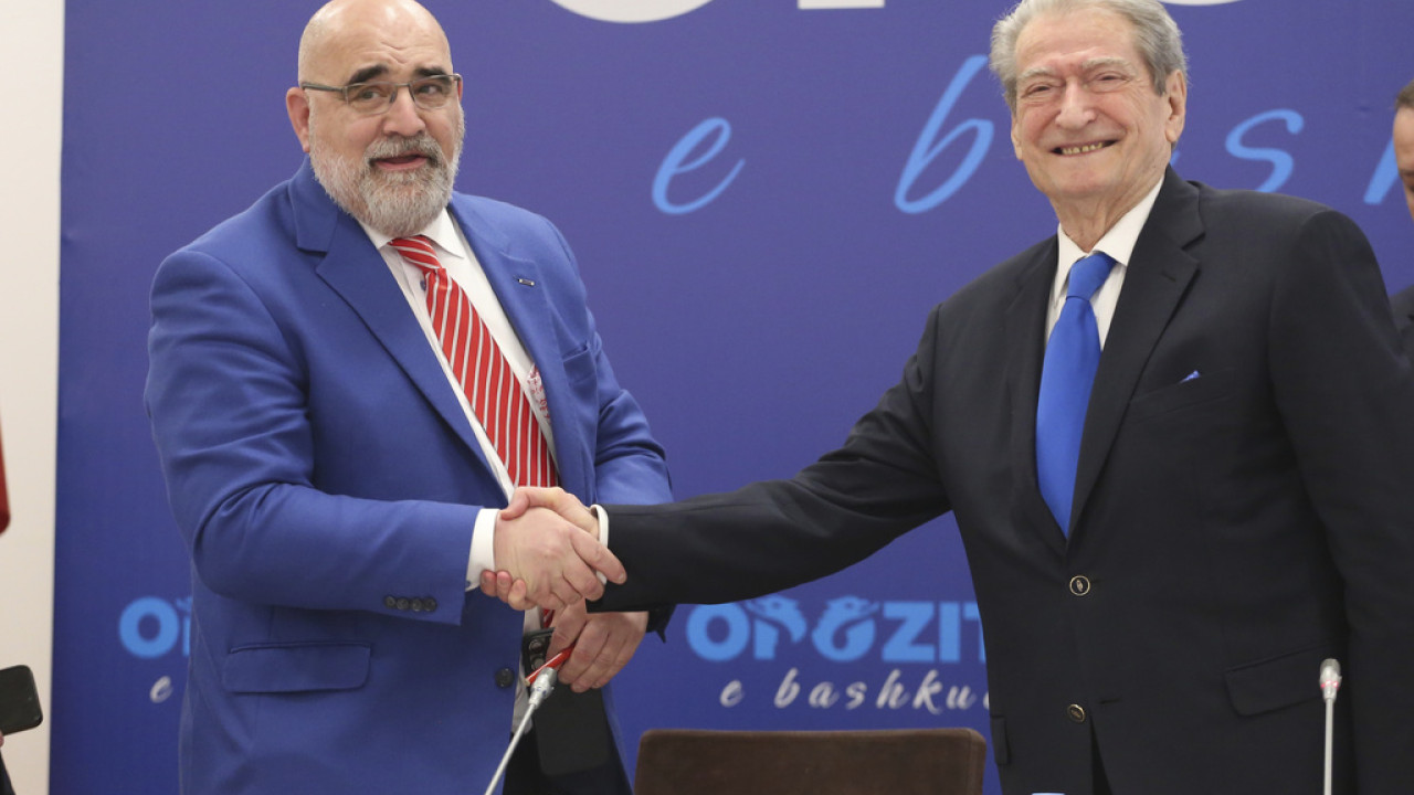 Ο επικοινωνιακός «μάγος» του Τραμπ δουλεύει υπέρ του Σαλί Μπερίσα για να ανατρέψει τον Έντι Ράμα