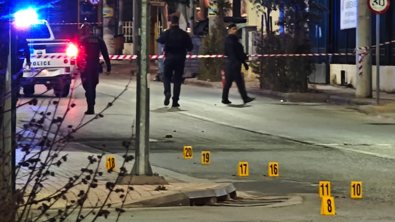 Πυροβολισμοί στα Άνω Λιόσια: Άγνωστοι γάζωσαν με Καλάσνικοφ θωρακισμένη Mercedes