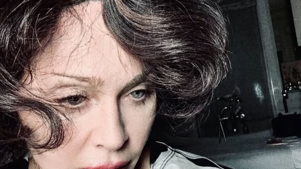 Madonna: Η «βασίλισσα της ποπ» εμφανίστηκε με νέο «look», αλλά υπήρχε λόγος Madonna: Η «βασίλισσα της ποπ» εμφανίστηκε με νέο «look», αλλά υπήρχε λόγος