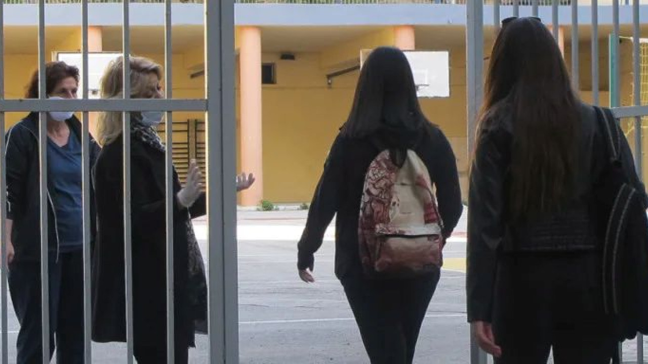 Αχαΐα: Καρατομείται η «τιμωρός» γυμνασιάρχης που έβαζε τα παιδιά να γονατίζουν