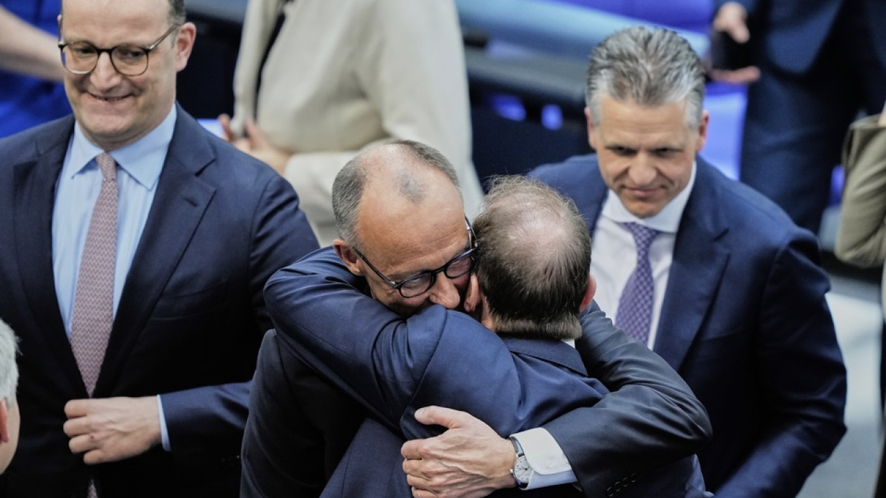 Γερμανία: Έξαλλοι πανηγυρισμοί στη Βουλή μετά την εκλογή Μερτς