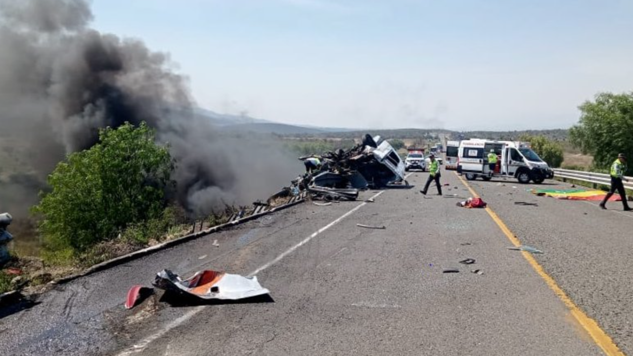Μεξικό: Σύγκρουση φορτηγού, λεωφορείου και βυτιοφόρου – 21 νεκροί Μεξικό: Σύγκρουση φορτηγού, λεωφορείου και βυτιοφόρου – 21 νεκροί