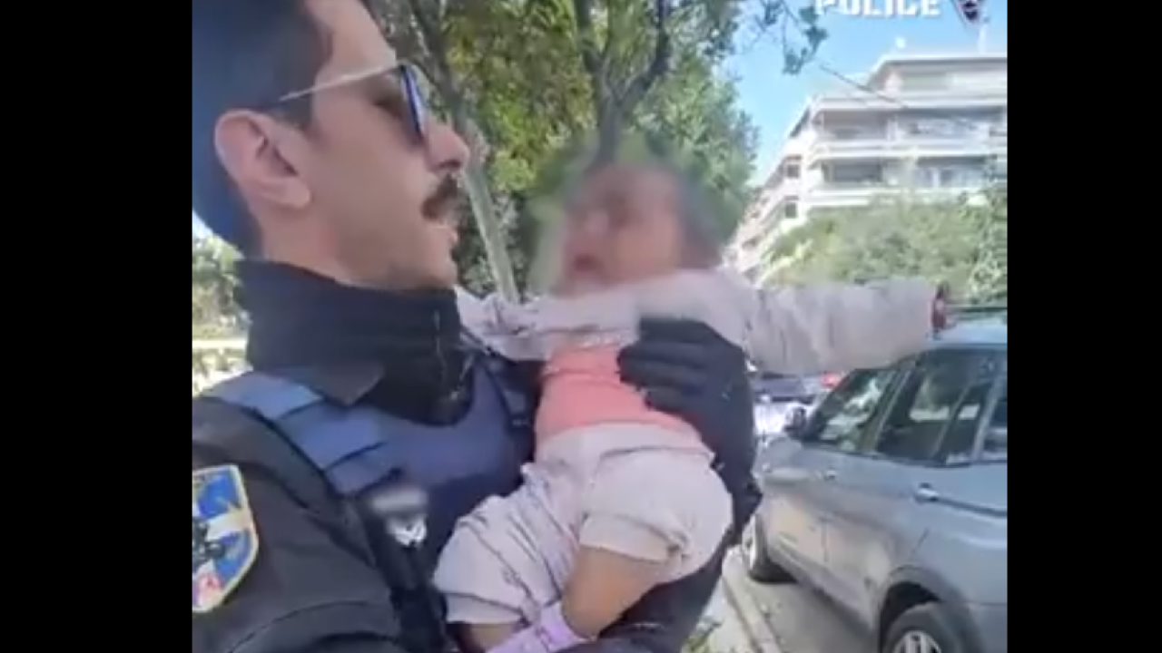 Η στιγμή που οι αστυνομικοί βρίσκουν το μωρό στον Άλιμο - ΕΛΑΣ: «Κάποιες φορές δεν έχουμε ούτε εμείς λόγια» (Βίντεο)
