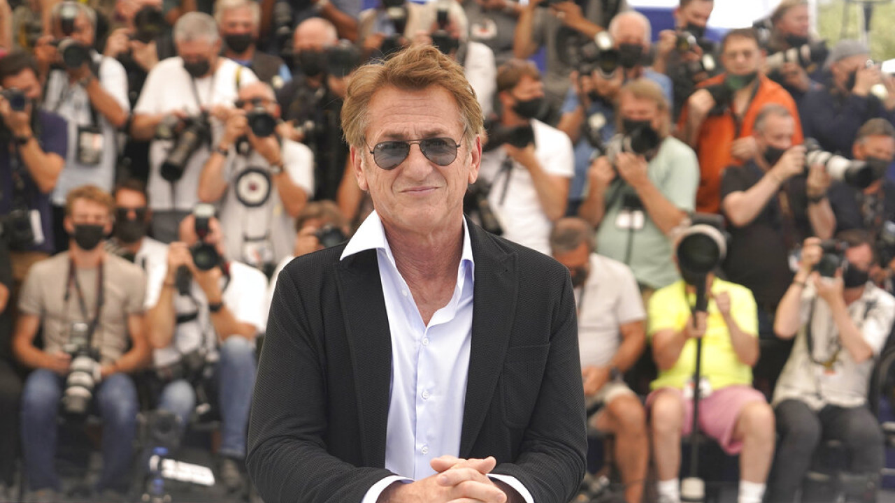 Sean Penn: Τον «σταυρώνουν» για όσα είπε για τον Τραμπ – «Σκ@σε κ@ρ@γκιόζη…» (video) Sean Penn: Τον «σταυρώνουν» για όσα είπε για τον Τραμπ – «Σκ@σε κ@ρ@γκιόζη…» (video)