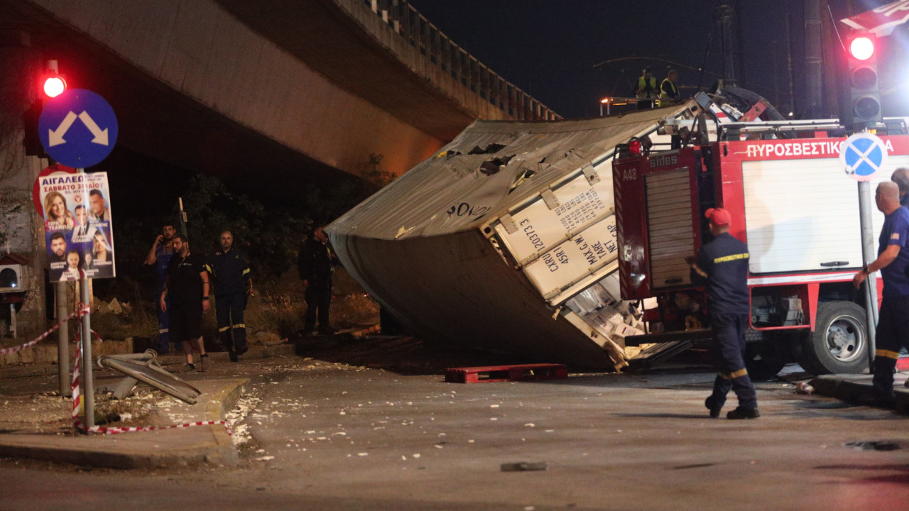 Πώς έγινε το ατύχημα με το φορτηγό που έπεσε από τη γέφυρα της Πέτρου Ράλλη – Μαρτυρίες Πώς έγινε το ατύχημα με το φορτηγό που έπεσε από τη γέφυρα της Πέτρου Ράλλη – Μαρτυρίες