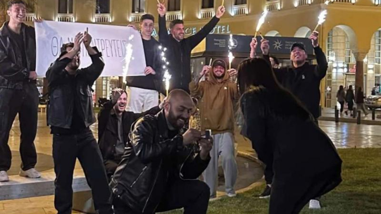 Θεσσαλονίκη: Πρόταση γάμου με πυρσούς στη μέση της Αριστοτέλους