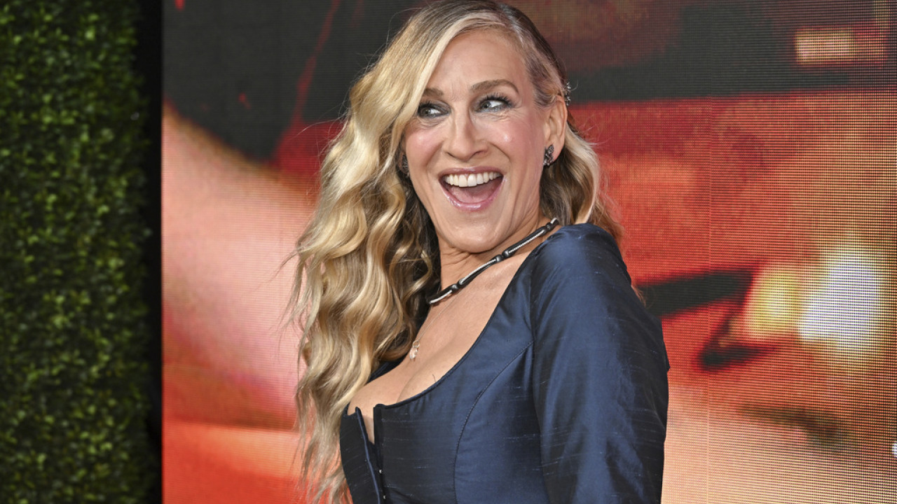Sarah Jessica Parker: Με Έλλη Κοκκίνου ετοιμάζεται για την 3η σεζόν του «And Just Like That» - «Μεράκλωσε» η Carrie Bradshaw... (video)