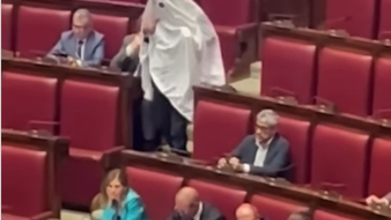 Ιταλός βουλευτής πήγε στη συνεδρίαση της Βουλής ντυμένος… φάντασμα Ιταλός βουλευτής πήγε στη συνεδρίαση της Βουλής ντυμένος… φάντασμα