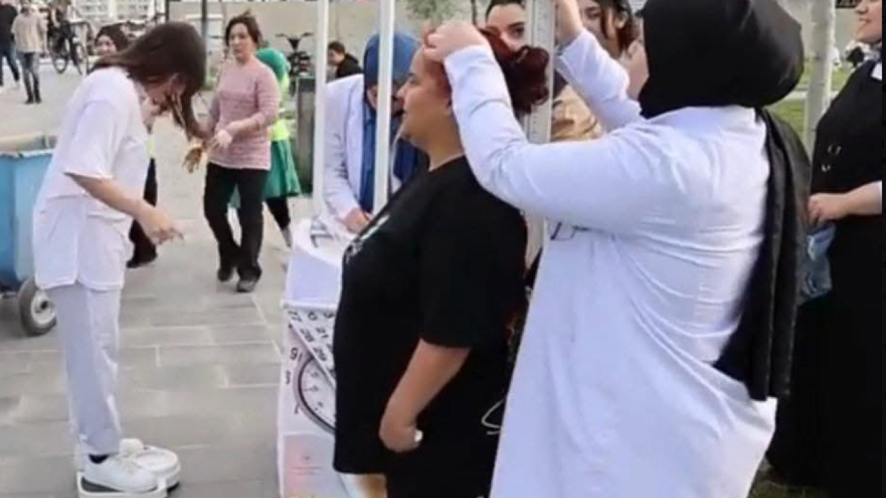 Τουρκία: Έβγαλαν τις ζυγαριές στους δρόμους και μετράνε δημοσίως τους υπέρβαρους πολίτες