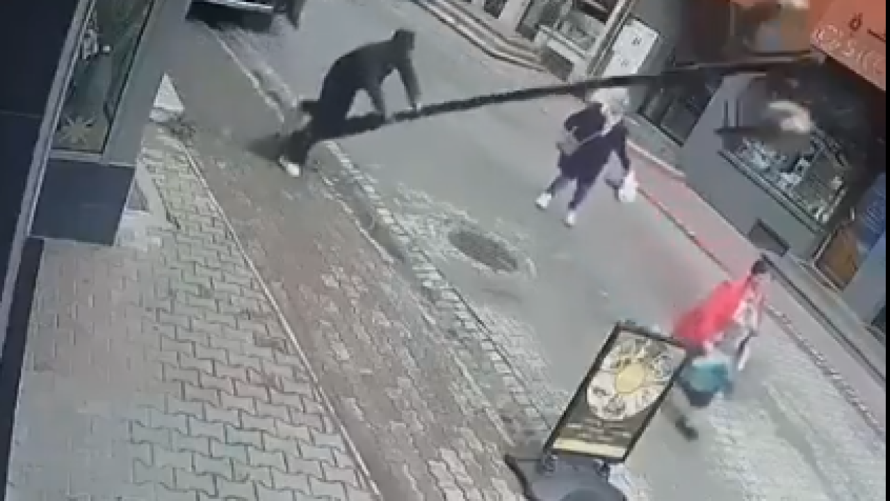 Πολωνία: Άνδρας ακούμπησε σε κολώνα και αυτή έπεσε πάνω σε περαστική Πολωνία: Άνδρας ακούμπησε σε κολώνα και αυτή έπεσε πάνω σε περαστική