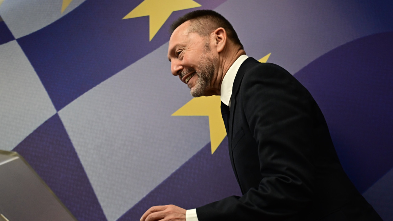 Στουρνάρας: Το ευρώ θα μπορούσε να καταστεί αντίπαλο δεος του δολαρίου Στουρνάρας: Το ευρώ θα μπορούσε να καταστεί αντίπαλο δεος του δολαρίου