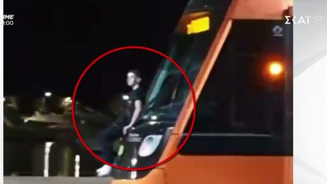 Τραμ: Σοκαριστικό βίντεο με νεαρό να κρέμεται στην παραλιακή Τραμ: Σοκαριστικό βίντεο με νεαρό να κρέμεται στην παραλιακή