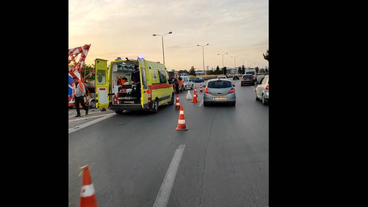 Θεσσαλονίκη: Αυτοκίνητο έπεσε σε φορτηγό που έβαζε πινακίδες