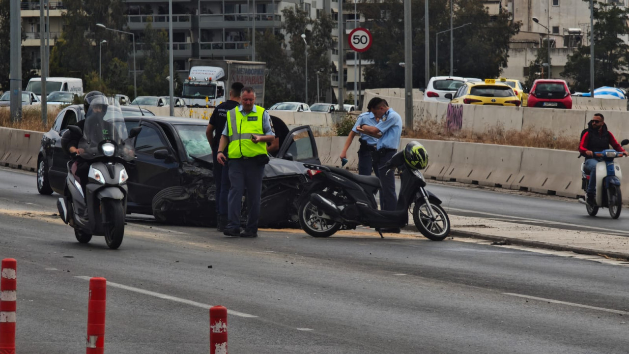 Νέο τροχαίο στην παραλιακή | ΣΚΑΪ Νέο τροχαίο στην παραλιακή | ΣΚΑΪ