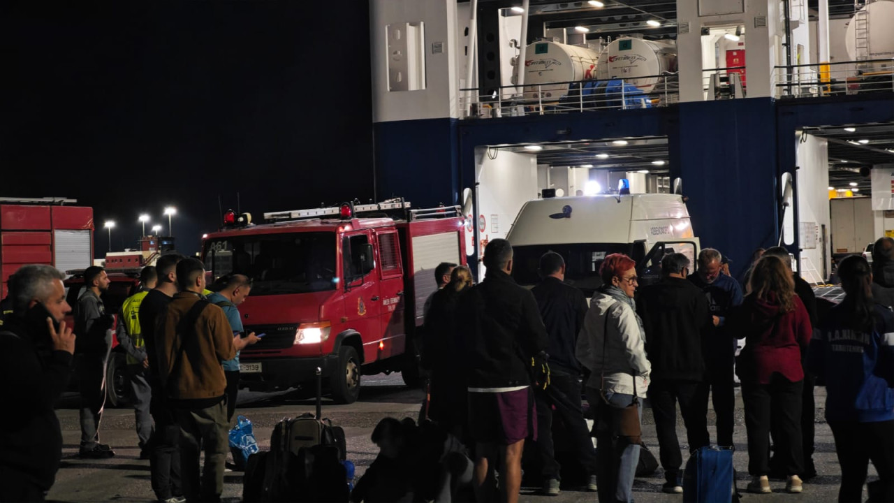 Λήξη συναγερμού στον Πειραιά: Δεν εντοπίστηκε βόμβα στο Blue Star 1 - Αναχώρησε το πλοίο (Βίντεο, Φωτογραφίες)
