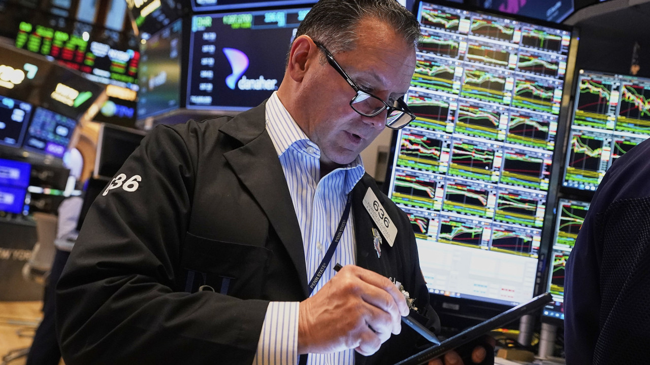 Πιέσεις σε Wall Street και ομόλογα μετά την υποβάθμιση των ΗΠΑ από Moody’s