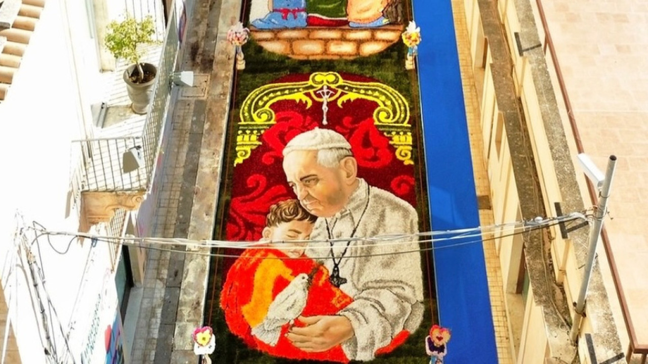 Infiorata: Η μαγική γιορτή των λουλουδιών στη Σικελία – Το ισχυρό μήνυμα και η δημιουργία για τον Πάπα