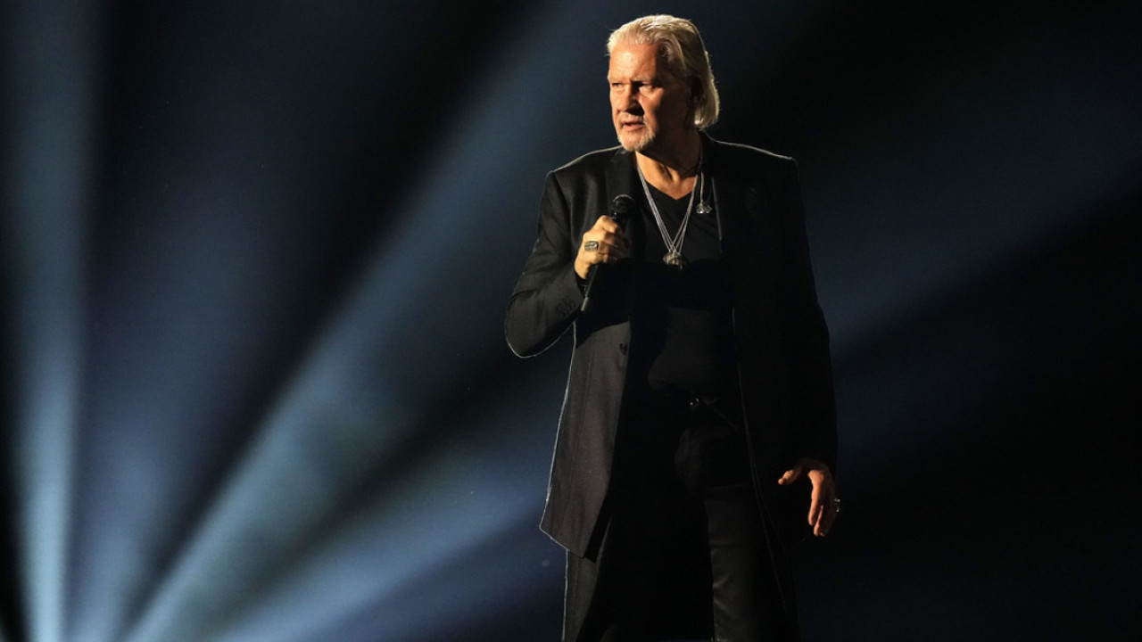 Eurovision: Το στοίχημα του Johnny Logan το 1987 που οδήγησε στο να τον ανεβάσουν 4 «σηκωτό» στη σκηνή