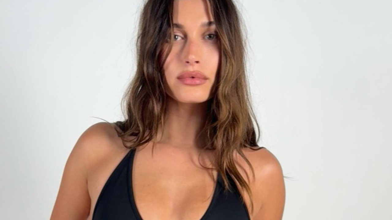 Η Hailey Bieber μόλις φόρεσε ένα μίνι φόρεμα φτιαγμένο με πάνω από 100 ανοξείδωτα λουράκια ρολογιών Η Hailey Bieber μόλις φόρεσε ένα μίνι φόρεμα φτιαγμένο με πάνω από 100 ανοξείδωτα λουράκια ρολογιών