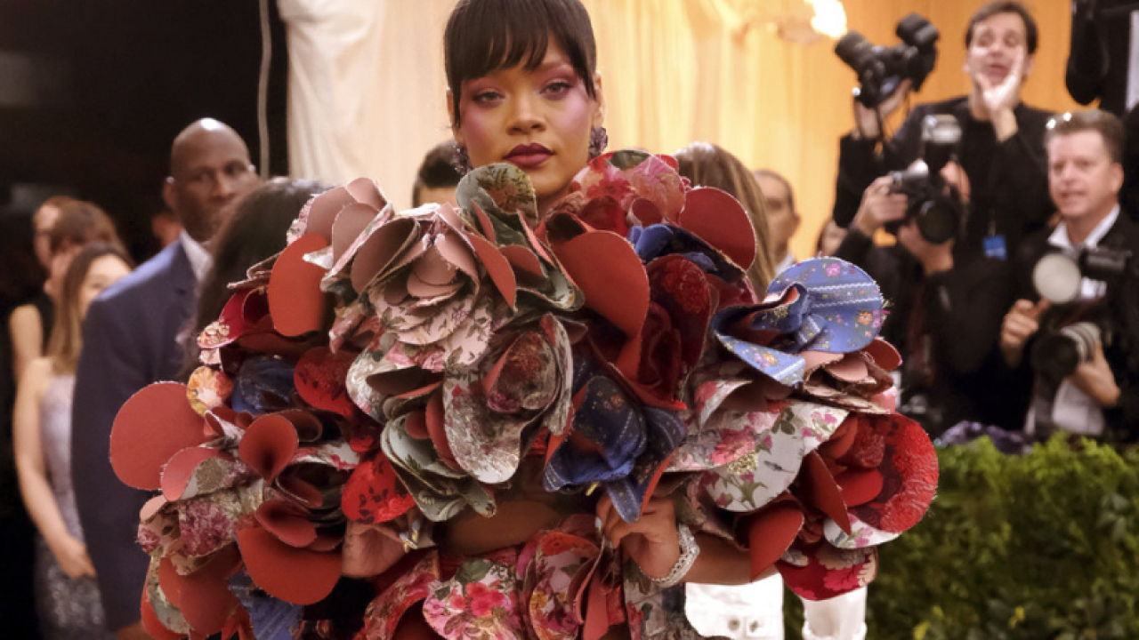 Πριν 8 χρόνια, η Rihanna προέβλεψε την τάση του “Blush Blindness” στο Met Gala