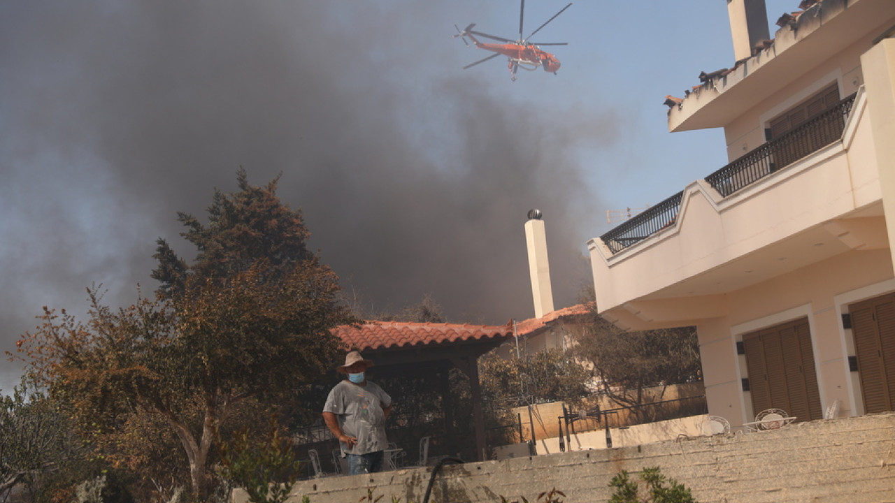 Μεγάλη φωτιά στην Παλαιά Φώκαια: Καμένα σπίτια, εκκενώθηκαν οικισμοί – Βίντεο