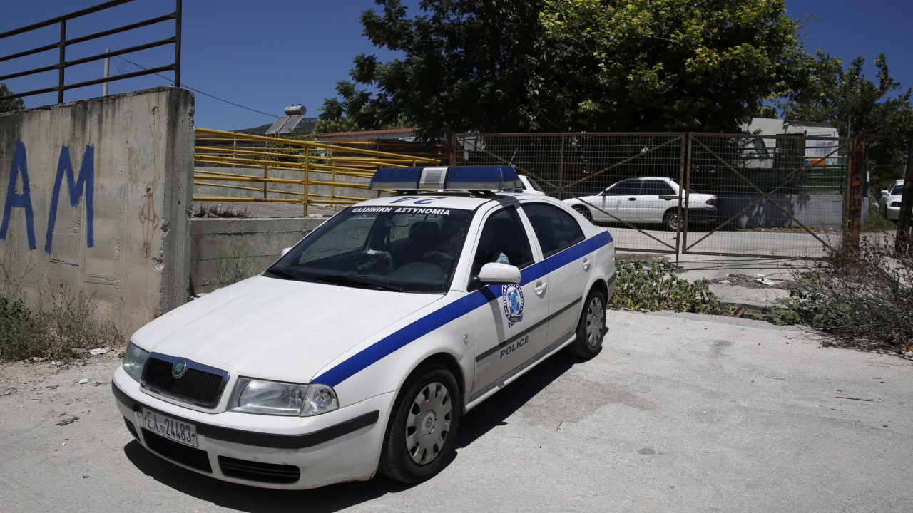 Έξι συλλήψεις μετά από αστυνομική επιχείρηση στις Αχαρνές για την καταπολέμηση της διακίνησης ναρκωτικών Έξι συλλήψεις μετά από αστυνομική επιχείρηση στις Αχαρνές για την καταπολέμηση της διακίνησης ναρκωτικών