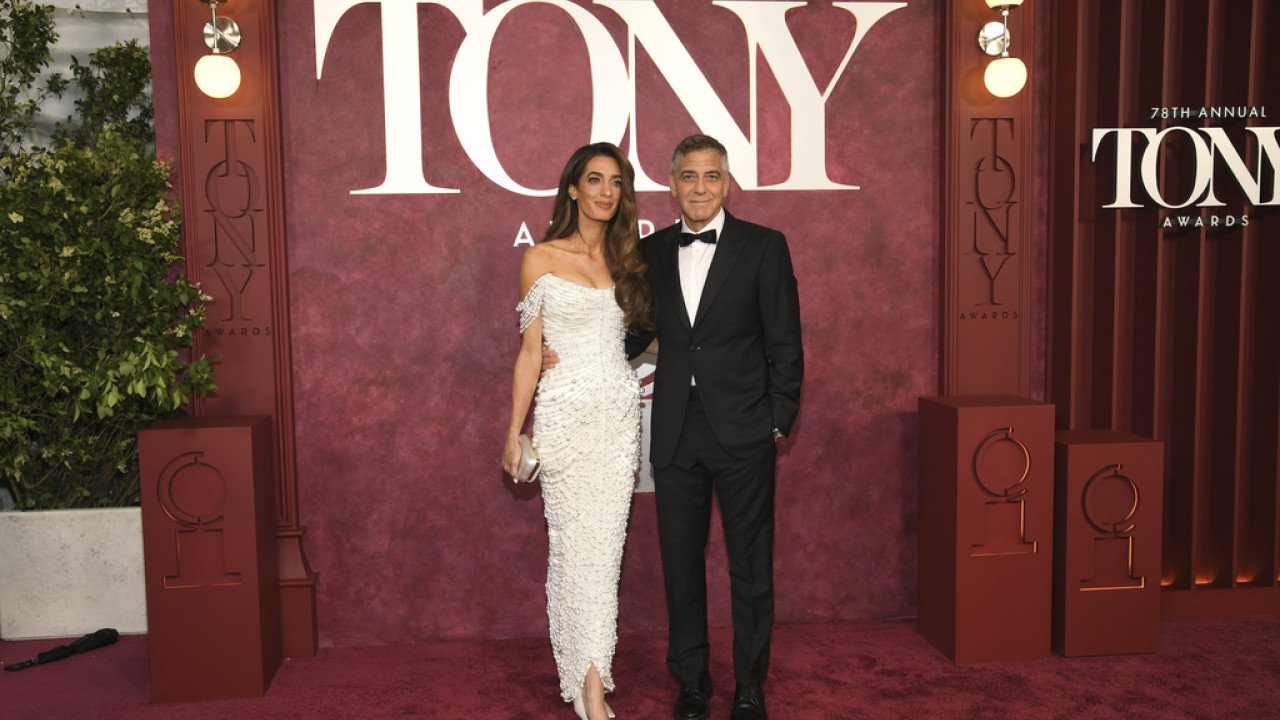 Ο George Clooney επέστρεψε στη... «γοητεία των γκρίζων κροτάφων»- Δείτε φωτογραφίες από έξοδο με την Amal
