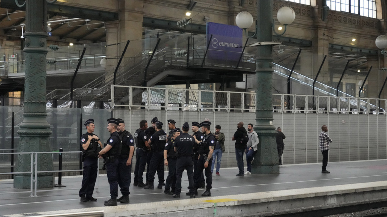Η Γαλλία ανακοίνωσε εντατικούς ελέγχους στον σιδηρόδρομο για τον περιορισμό της παράτυπης μετανάστευσης