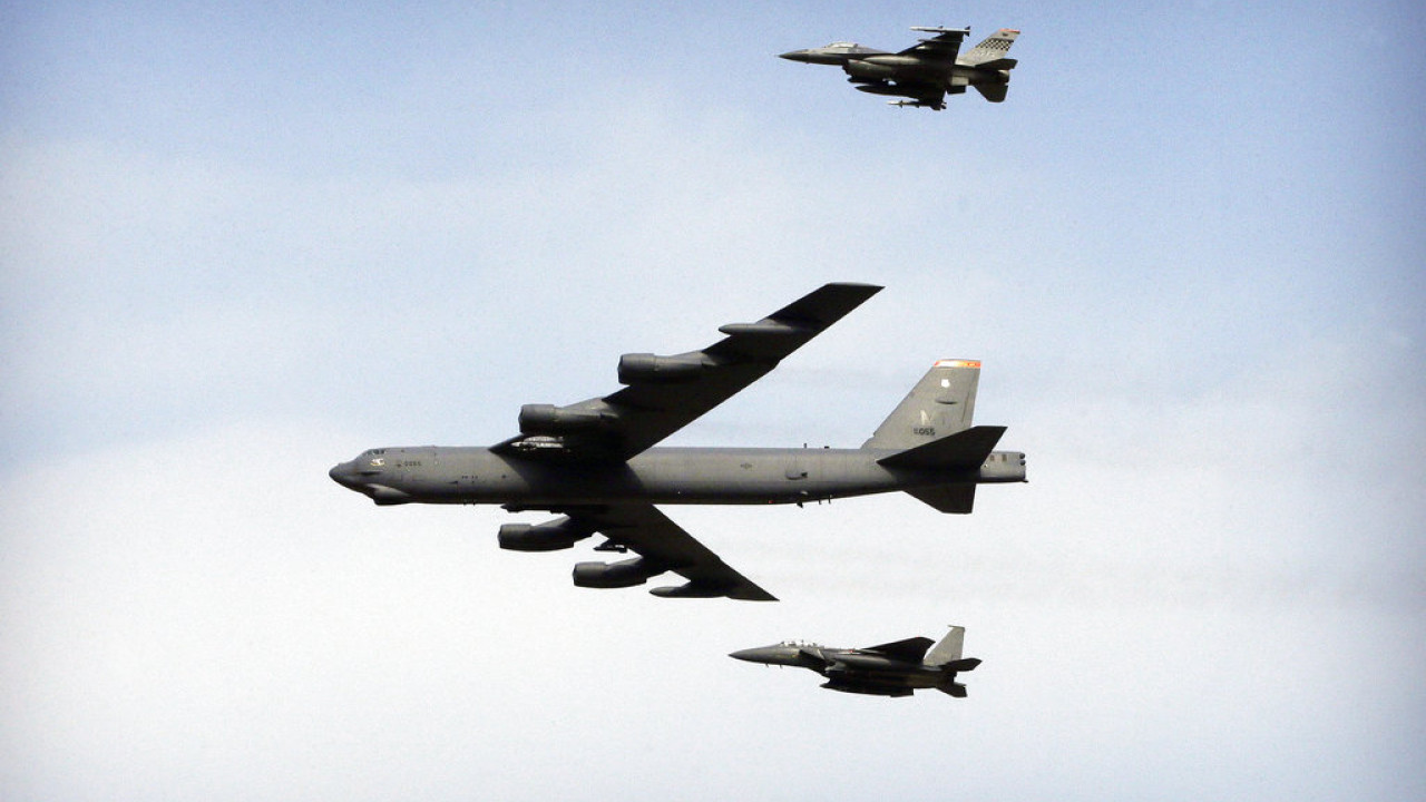 Οι ΗΠΑ μετακίνησαν τέσσερα βομβαρδιστικά B-52 στη βάση Σαν Ντιέγκο στον Ινδικό Ωκεανό