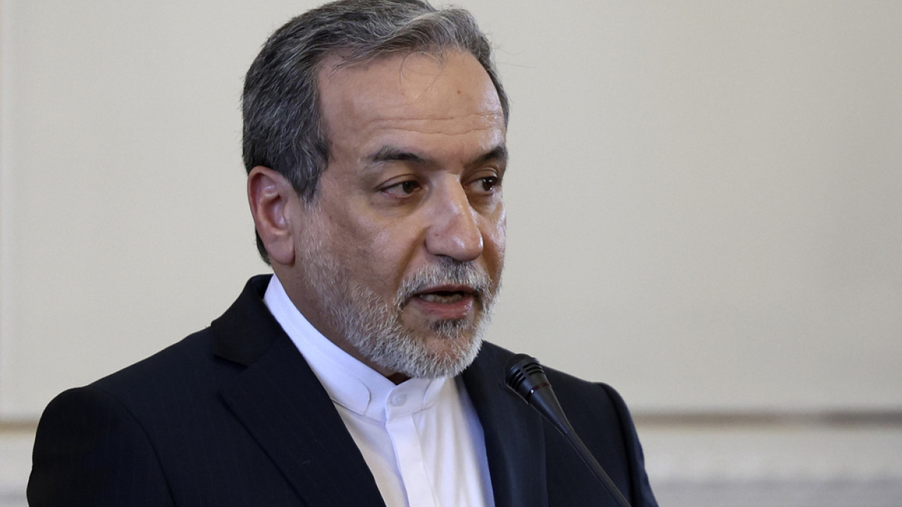 Αμπάς Αραγτσί: Δεν είμαστε σίγουροι ότι μπορούμε να εμπιστευτούμε τις ΗΠΑ μετά τις επιθέσεις του Ισραήλ