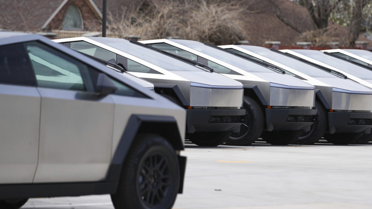 Μαζικές εκπτώσεις: Η Tesla «ξεστοκάρει» μετά τη ρήξη Μασκ-Τραμπ