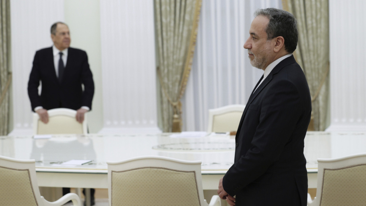 WSJ: Γιατί η Ρωσία δεν τείνει «χείρα βοηθείας» στο Ιράν