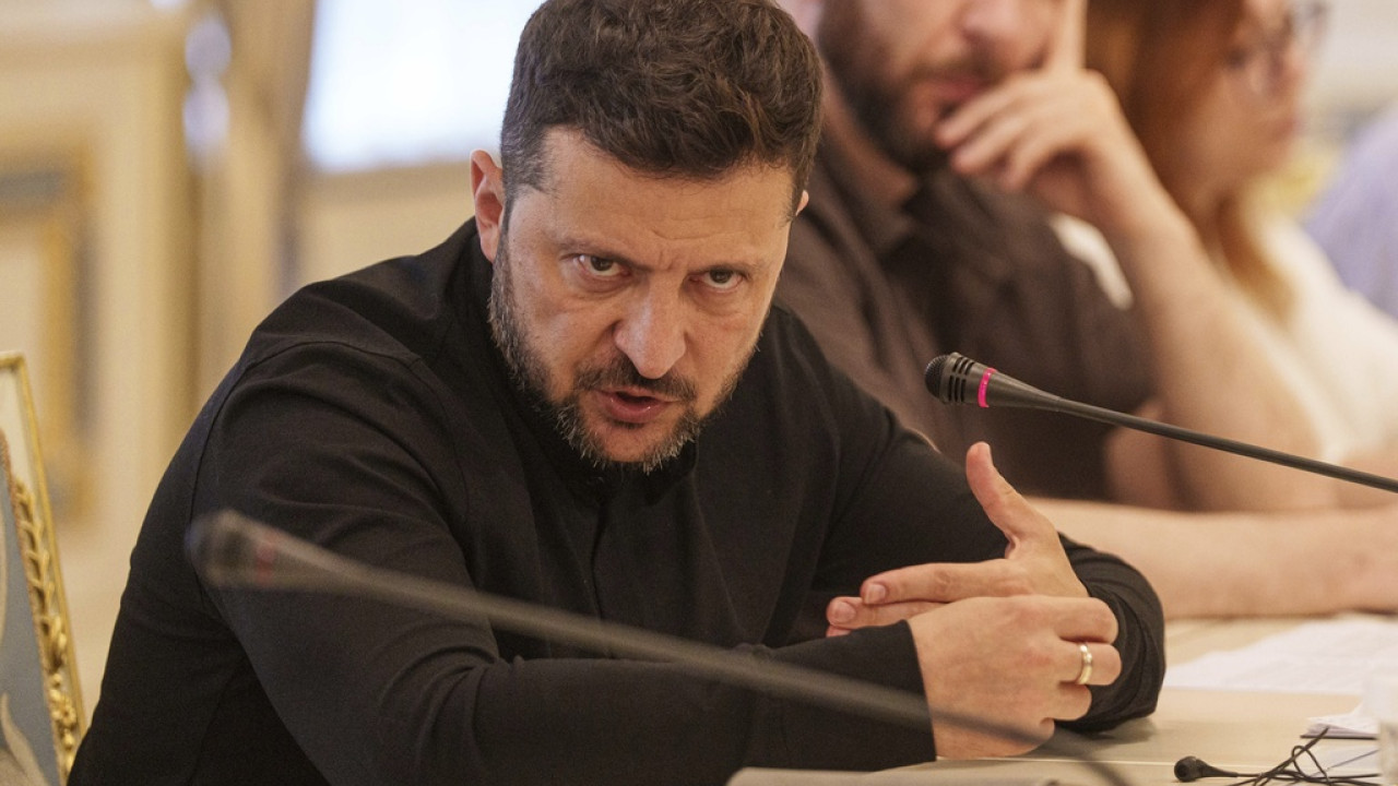 Ο Ζελένσκι προτείνει κατάπαυση του πυρός μέχρι να κανονιστεί συνάντηση με τον Πούτιν