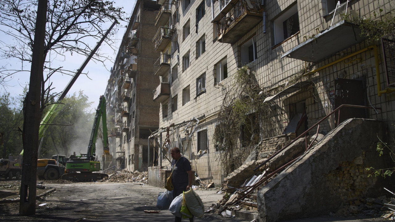 Στους 28 οι νεκροί από τη ρωσική επίθεση στο Κίεβο - Μεσίστιες οι σημαίες