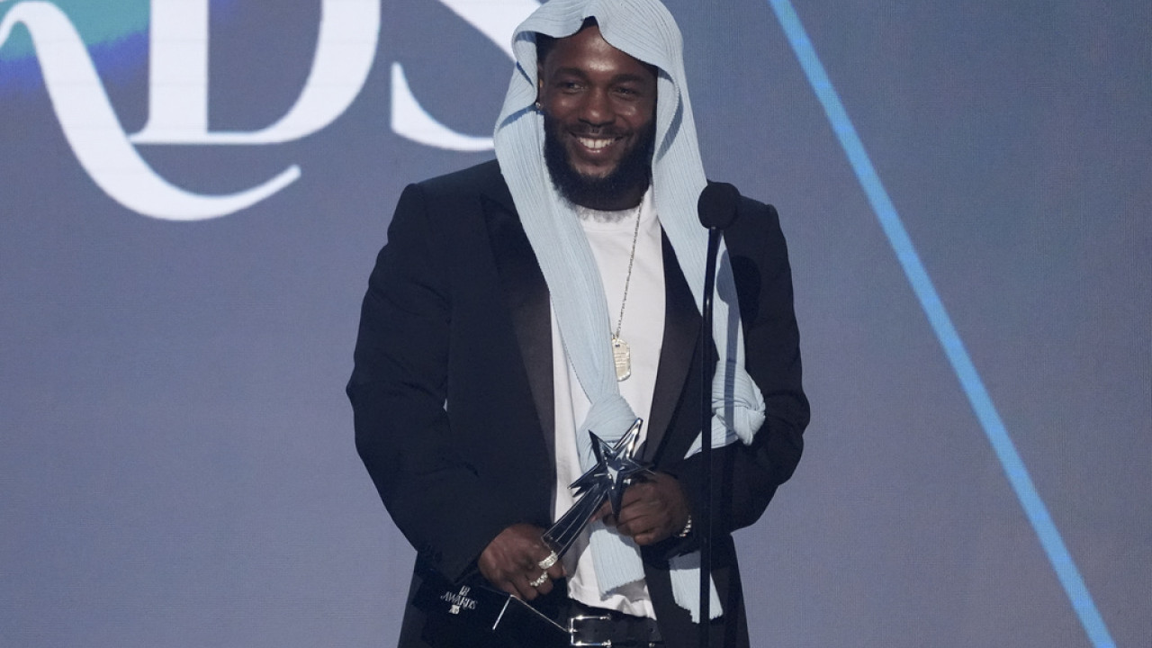 BET Awards 2025: Ο Kendrick Lamar σάρωσε τα βραβεία και η Doechii κατακεραύνωσε τον Τραμπ BET Awards 2025: Ο Kendrick Lamar σάρωσε τα βραβεία και η Doechii κατακεραύνωσε τον Τραμπ