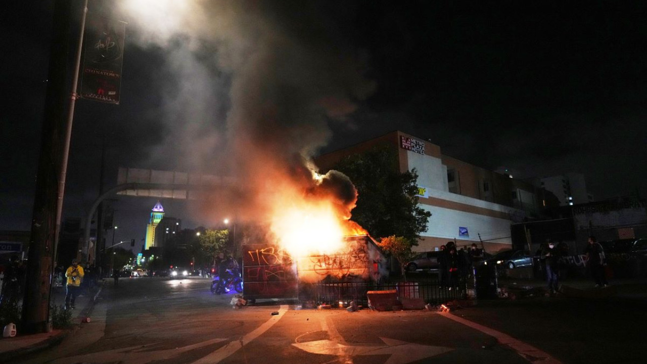 Τρίτη ημέρα χάους με δεκάδες συλλήψεις σε Λος Άντζελες και Καλιφόρνια - Βία, λεηλασίες και βανδαλισμοί καθώς ο Τραμπ διατάζει «φέρτε τα στρ class=