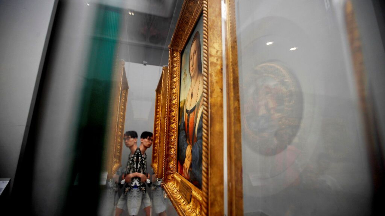 Ανεγκέφαλος τουρίστας κατέστρεψε πίνακα 300 ετών στη Φλωρεντία, για να γίνει meme - Βίντεο, φωτογραφίες