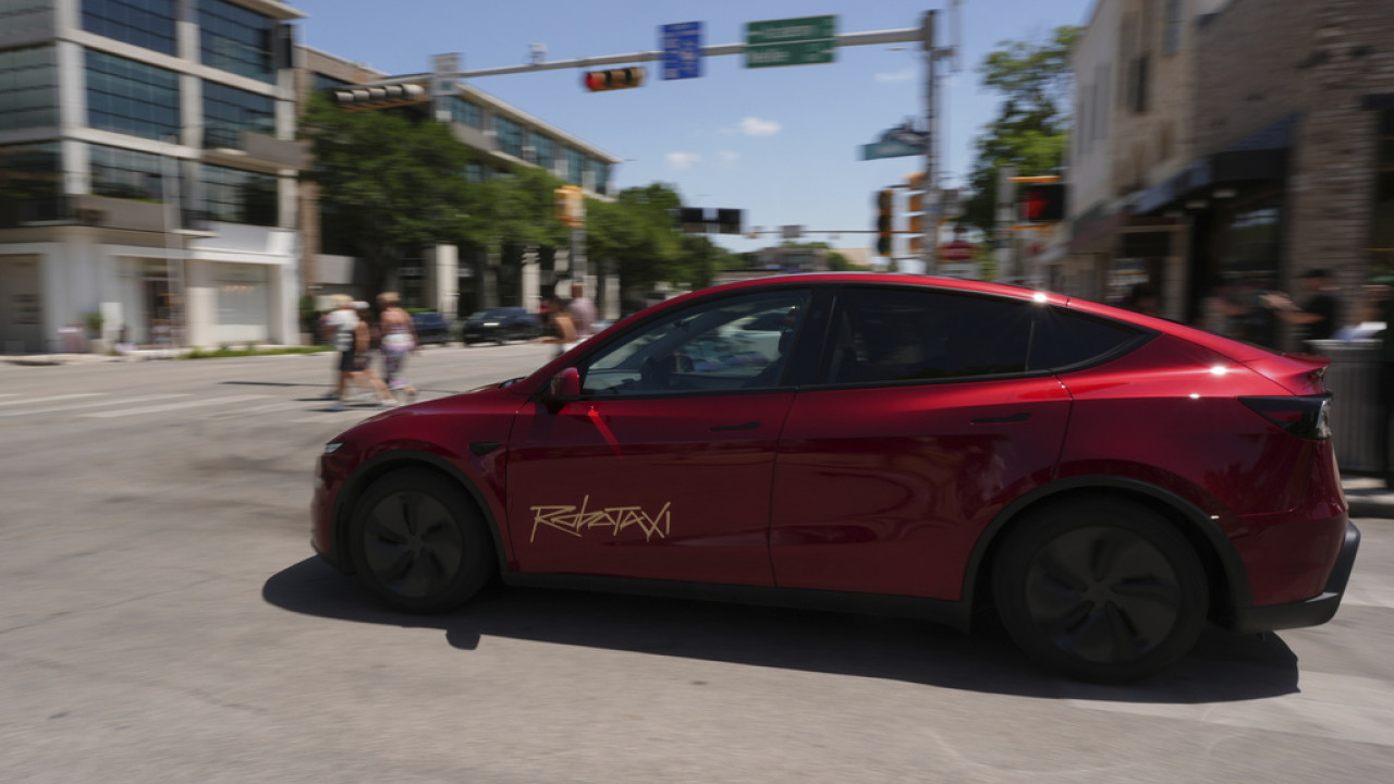 Η Tesla έκανε την πρώτη δοκιμή των ρομπότ-ταξί στους δρόμους του Τέξας - Και τα πράγματα δεν πήγαν πολύ καλά (Βίντεο)