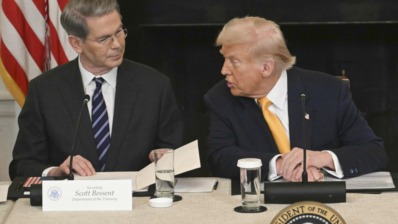 Politico: Η κυβέρνηση Τραμπ ετοιμάζει ένα δώρο στις τράπεζες της Wall Street Politico: Η κυβέρνηση Τραμπ ετοιμάζει ένα δώρο στις τράπεζες της Wall Street