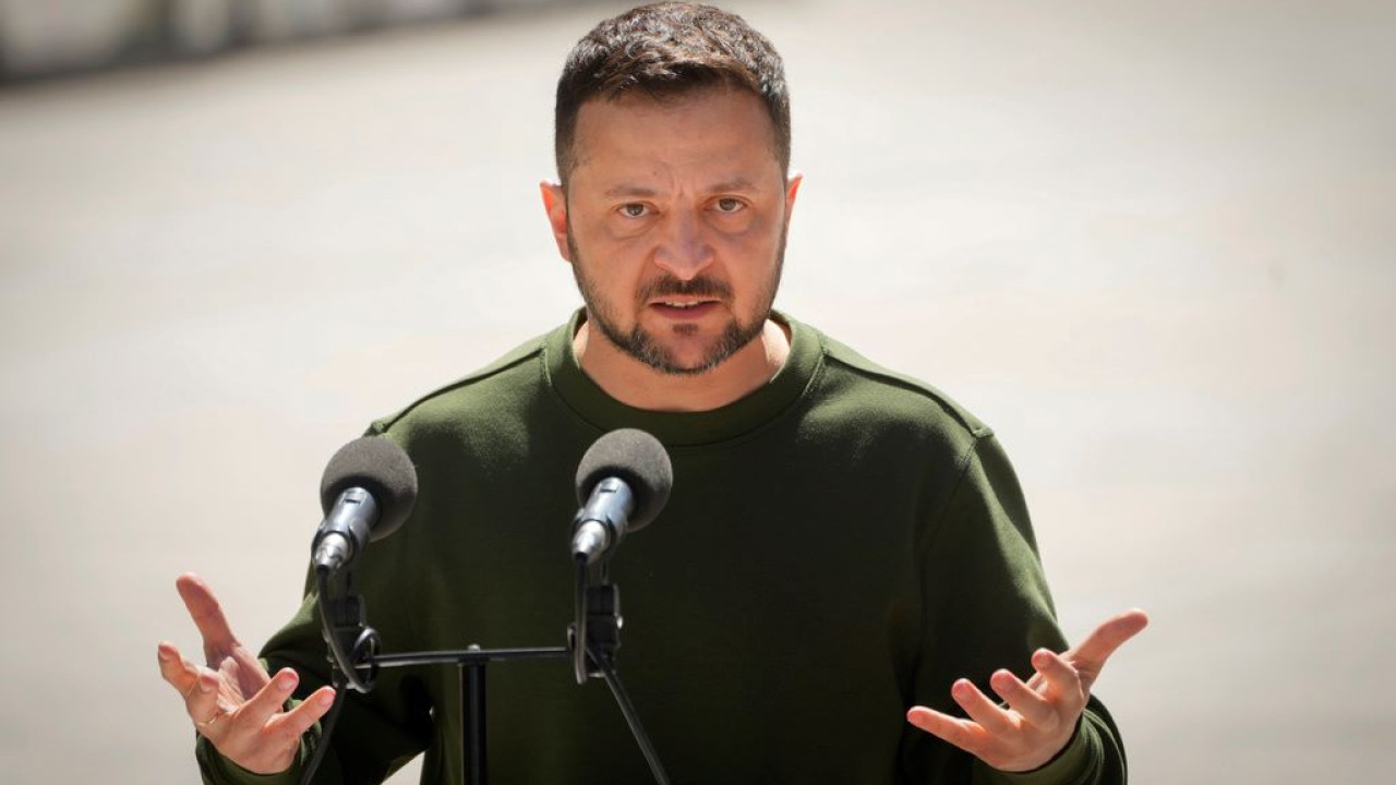 Ουκρανία: Yποχωρεί η εμπιστοσύνη στον πρόεδρο Ζελένσκι Ουκρανία: Yποχωρεί η εμπιστοσύνη στον πρόεδρο Ζελένσκι