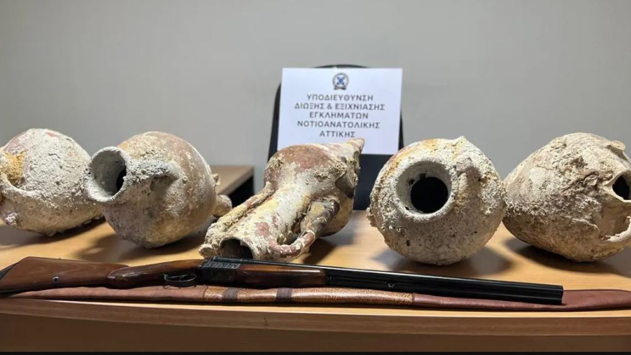 Πέντε ενάλιοι αμφορείς μεγάλης αξίας εντοπίστηκαν εντός οχήματος 53χρονου Πέντε ενάλιοι αμφορείς μεγάλης αξίας εντοπίστηκαν εντός οχήματος 53χρονου