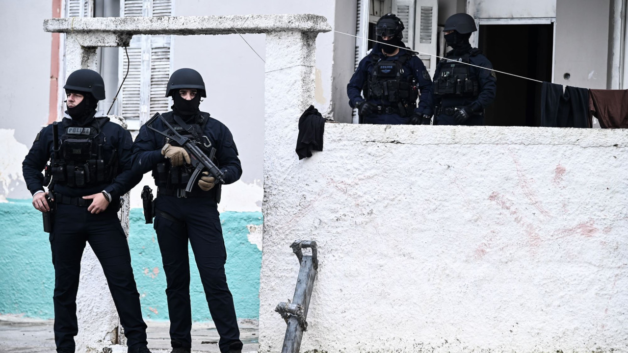 Μεγάλη αστυνομική επιχείρηση στα Άνω Λιόσια με 17 συλλήψεις Μεγάλη αστυνομική επιχείρηση στα Άνω Λιόσια με 17 συλλήψεις
