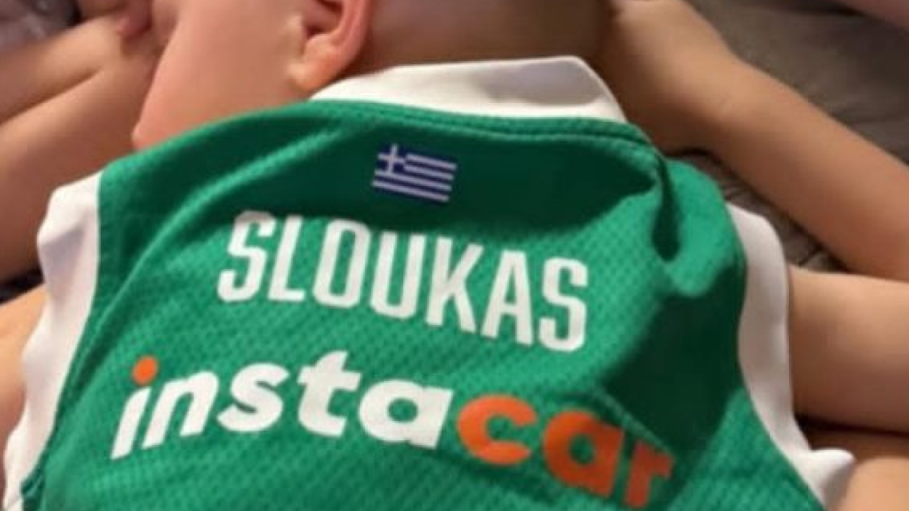 Τρομερή στιγμή: Ο γιος του Βλαχοδήμου «ντύνεται Σλούκας» Τρομερή στιγμή: Ο γιος του Βλαχοδήμου «ντύνεται Σλούκας»