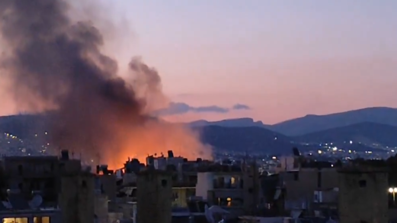 Πυρκαγιά σε οικοπεδικό χώρο στο Νέο Φάληρο - Οι κυκλοφοριακές ρυθμίσεις - Δείτε βίντεο