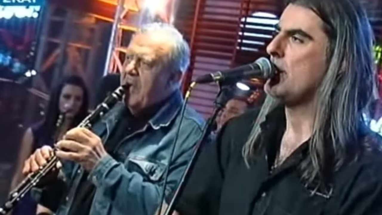 Πετρολούκας Χαλκιάς: Όταν έπαιξε με τους Πυξ Λαξ στο «Μοναξιά μου όλα» Πετρολούκας Χαλκιάς: Όταν έπαιξε με τους Πυξ Λαξ στο «Μοναξιά μου όλα»