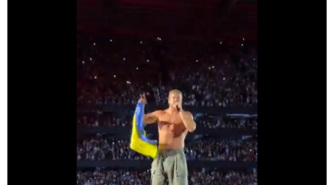 Imagine Dragons: Ο τραγουδιστής υψώνει τη σημαία της Ουκρανίας ενώ ερμηνεύει το Believer