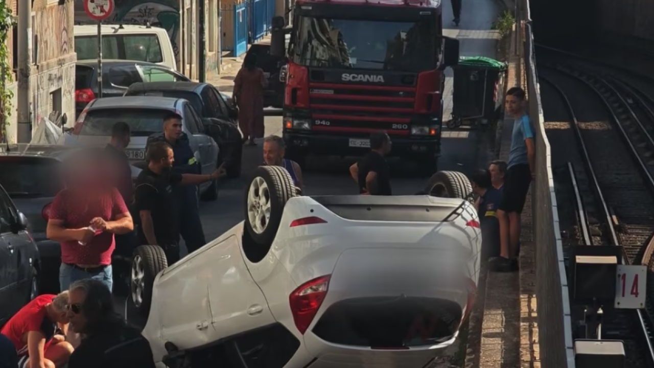 Λεωφόρος Ιωνίας: Τροχαίο με ανατροπή οχήματος – Νέα οδηγός έχασε τον έλεγχο του ΙΧ Λεωφόρος Ιωνίας: Τροχαίο με ανατροπή οχήματος – Νέα οδηγός έχασε τον έλεγχο του ΙΧ